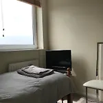 Single Bedroom In 2 Bedroom Bradbury Court Apartment Home-Share With Landlord