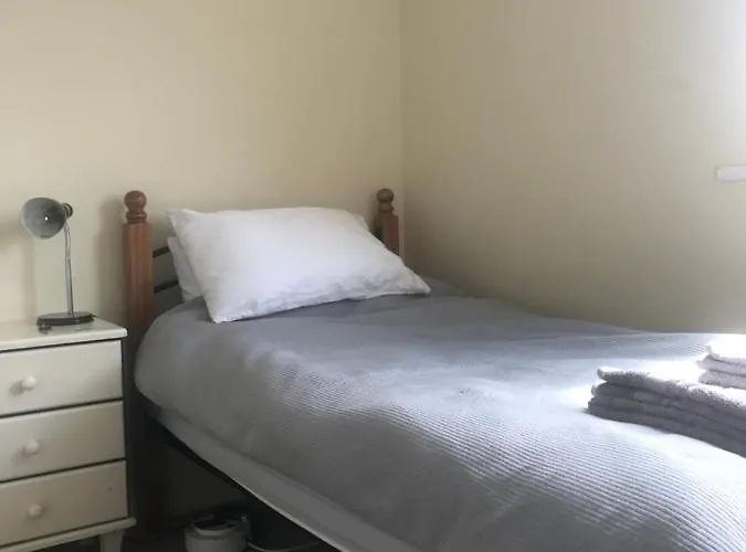 Single Bedroom In 2 Bedroom Bradbury Court Apartment Home-Share With Landlord