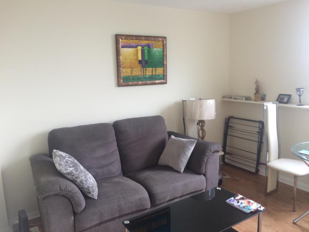 Single Bedroom In 2 Bedroom Bradbury Court Apartment Home-Share With Landlord Séjour chez l'habitant *