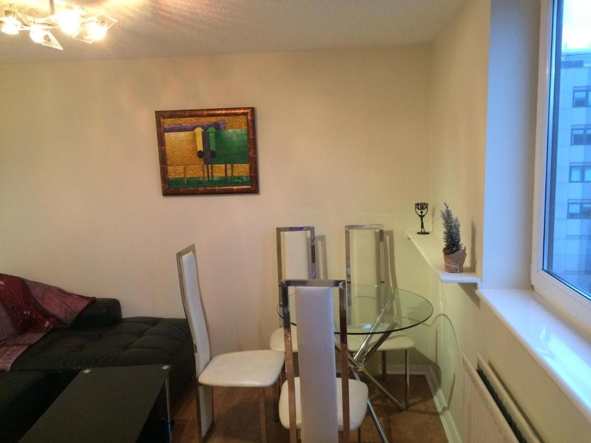 Séjour chez l'habitant Single Bedroom In 2 Bedroom Bradbury Court Apartment Home-Share With Landlord *