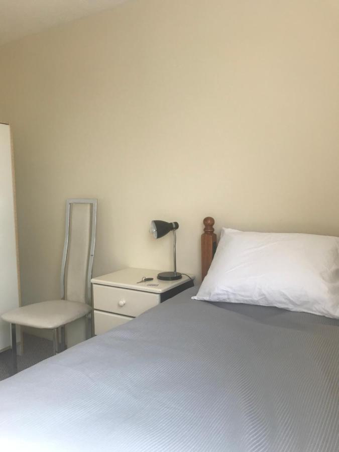 Single Bedroom In 2 Bedroom Bradbury Court Apartment Home-Share With Landlord